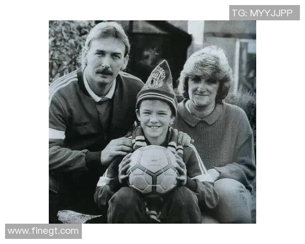 足球明星小贝亲妈温馨瞬间曝光引发网友热议与感动