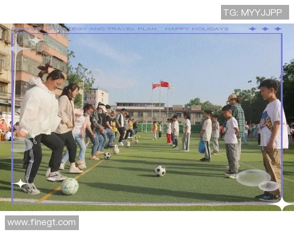 几个小孩兴奋观看足球明星精彩瞬间视频的快乐时光